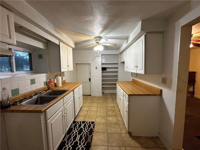 2239 Woodbine Dr, Hermitage, PA 16148