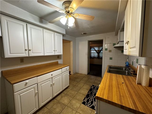 2239 Woodbine Dr, Hermitage, PA 16148