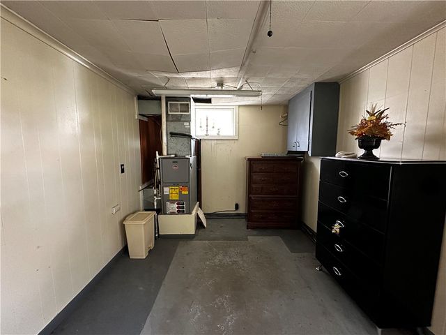 2239 Woodbine Dr, Hermitage, PA 16148