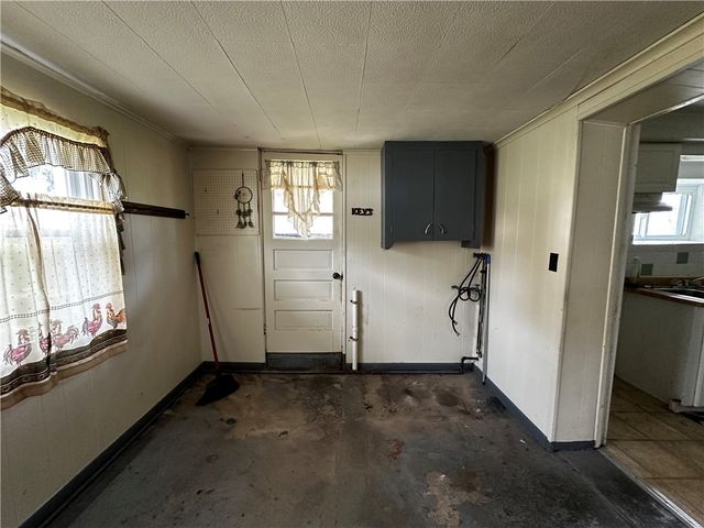 2239 Woodbine Dr, Hermitage, PA 16148