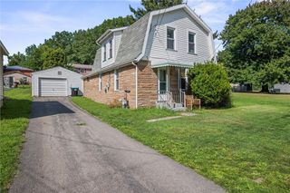 2239 Woodbine Dr, Hermitage, PA 16148