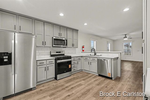 1283 E Ellis Road 31, Norton Shores, MI 49441