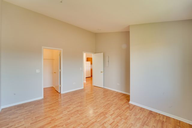 1231 SILVERSTONE Drive 1231, Carpentersville, IL 60110