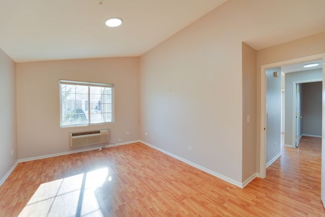 1231 SILVERSTONE Drive 1231, Carpentersville, IL 60110