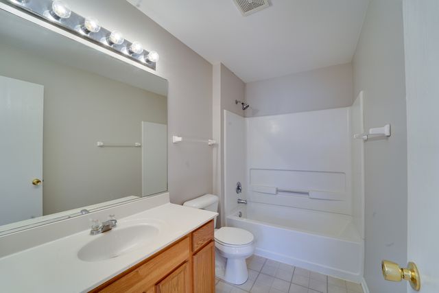 1231 SILVERSTONE Drive 1231, Carpentersville, IL 60110