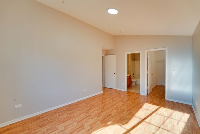 1231 SILVERSTONE Drive 1231, Carpentersville, IL 60110