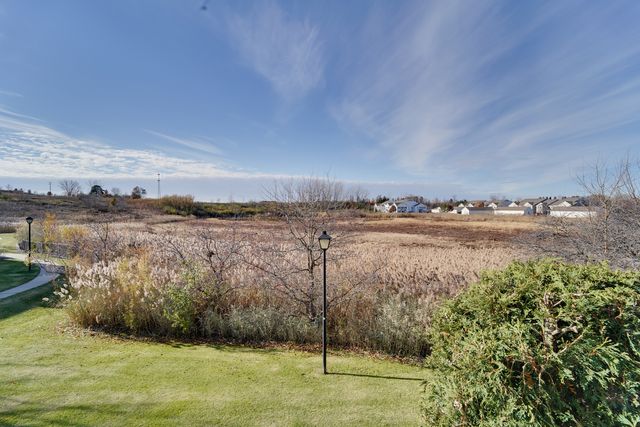 1231 SILVERSTONE Drive 1231, Carpentersville, IL 60110