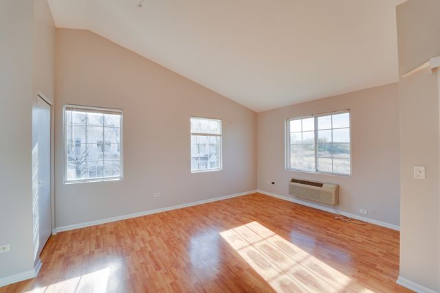 1231 SILVERSTONE Drive 1231, Carpentersville, IL 60110