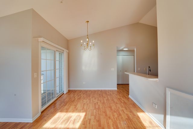 1231 SILVERSTONE Drive 1231, Carpentersville, IL 60110