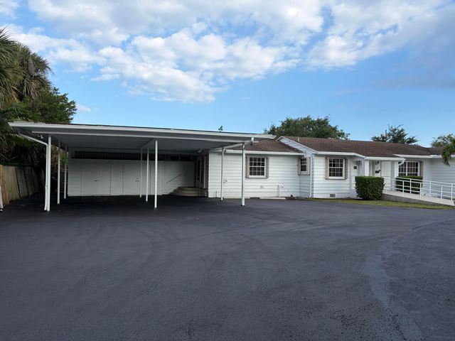 202 Palm Court, Delray Beach, FL 33444