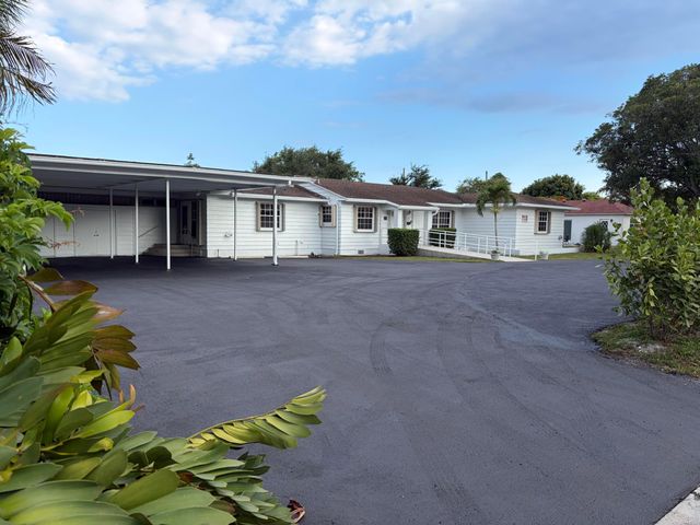 202 Palm Court, Delray Beach, FL 33444