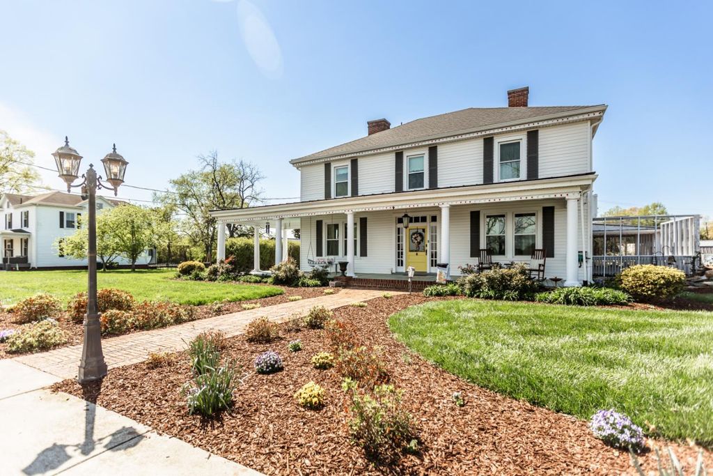 Image 4 of property listing at 151 Burke Street, Appomattox, VA 24522