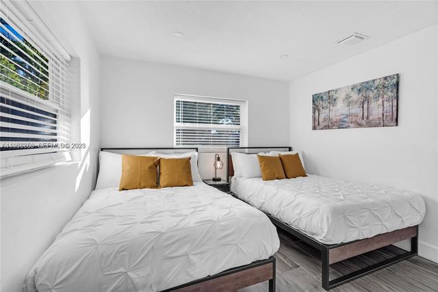 6661 Freedom St, Hollywood, FL 33024