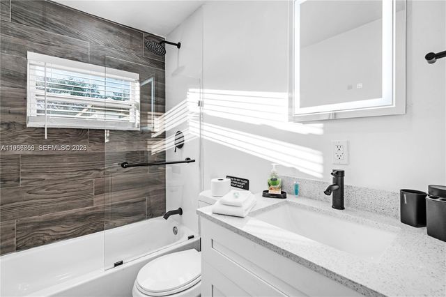 6661 Freedom St, Hollywood, FL 33024