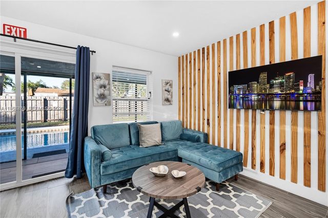 6661 Freedom St, Hollywood, FL 33024