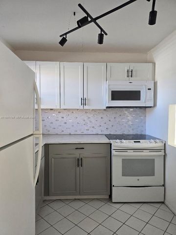 2831 E Sunrise Lakes Drive 208, Sunrise, FL 33322