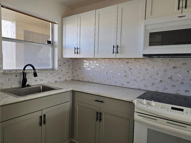 2831 E Sunrise Lakes Drive 208, Sunrise, FL 33322