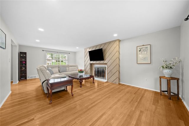 1309 Firwood Dr, Mt Lebanon, PA 15243