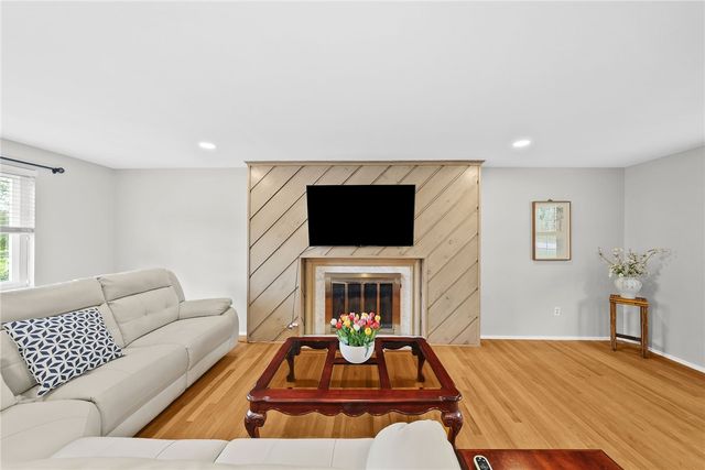 1309 Firwood Dr, Mt Lebanon, PA 15243