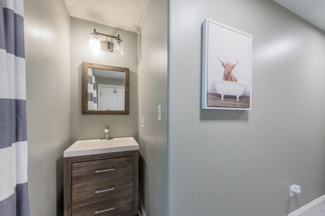 19 Hillside Dr, Plymouth, MA 02360
