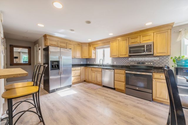 19 Hillside Dr, Plymouth, MA 02360
