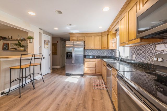 19 Hillside Dr, Plymouth, MA 02360