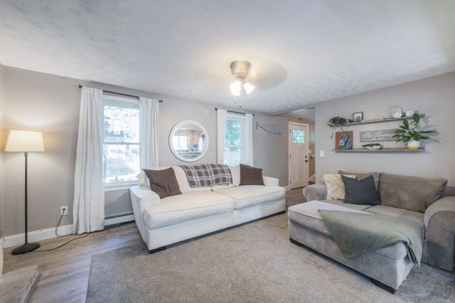 19 Hillside Dr, Plymouth, MA 02360