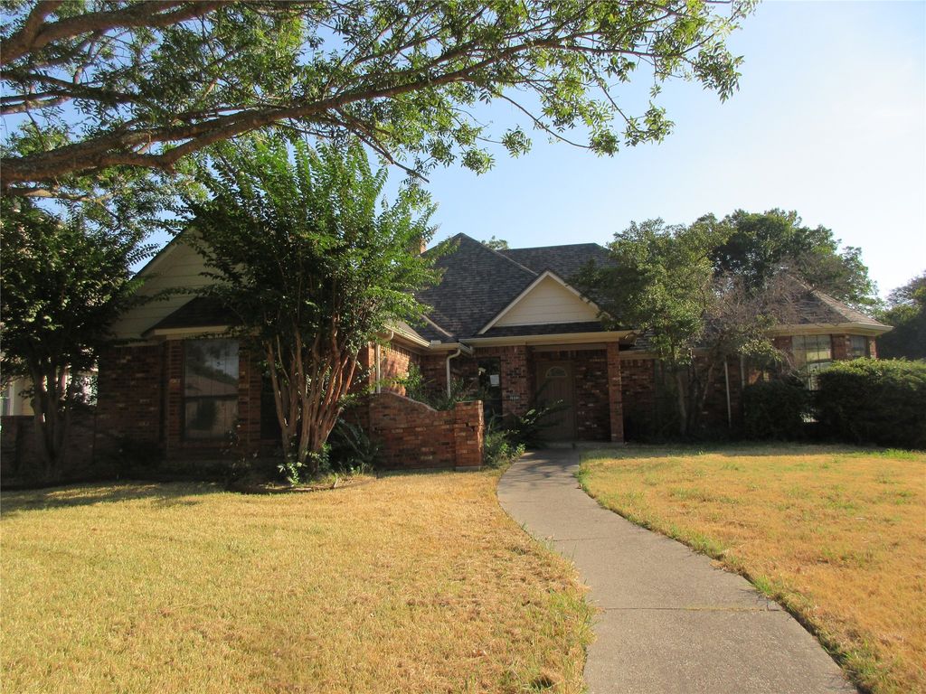 1823 Green Tree Lane, Duncanville, TX 75137 — exterior
