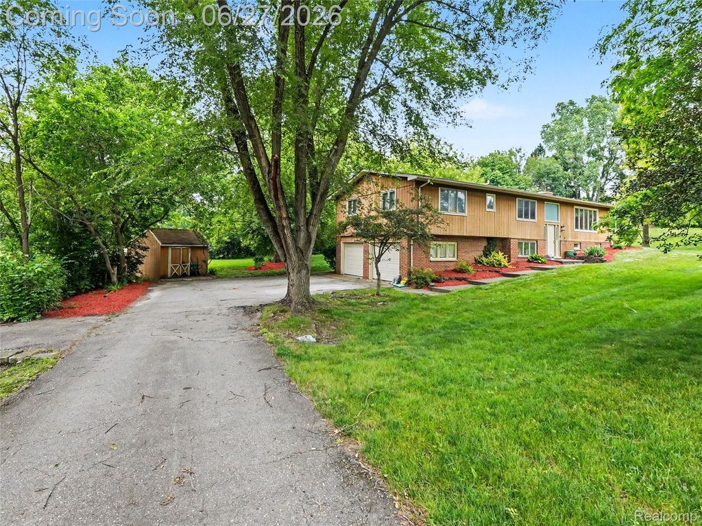 8614 Meadowland Court, York Charter Township, MI 48176