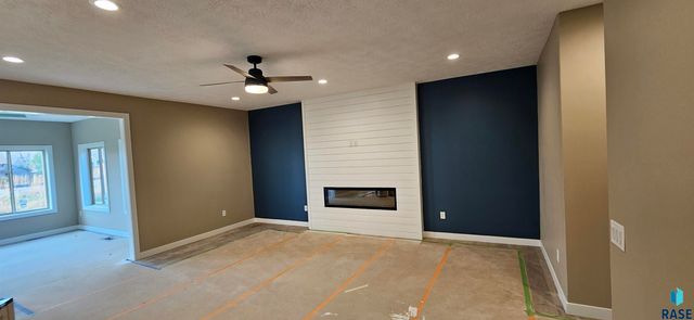 2403 E Joshua Cir Circle, Sioux Falls, SD 57108