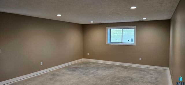 2403 E Joshua Cir Circle, Sioux Falls, SD 57108