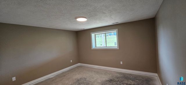 2403 E Joshua Cir Circle, Sioux Falls, SD 57108