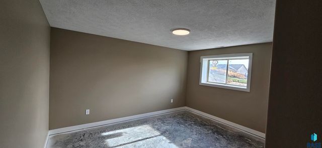 2403 E Joshua Cir Circle, Sioux Falls, SD 57108