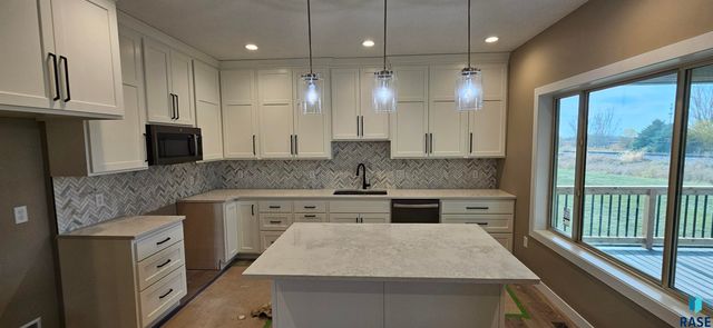 2403 E Joshua Cir Circle, Sioux Falls, SD 57108