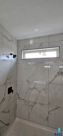 2403 E Joshua Cir Circle, Sioux Falls, SD 57108