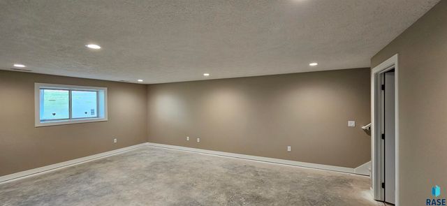 2403 E Joshua Cir Circle, Sioux Falls, SD 57108