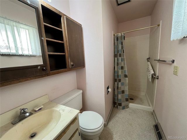 214 6th St, Burlington, CO 80807