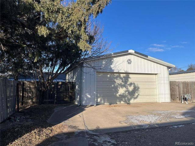 214 6th St, Burlington, CO 80807