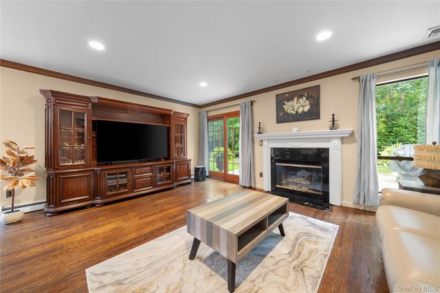 4 Lyndon Court, Bohemia, NY 11716