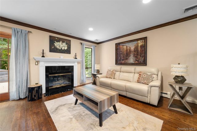 4 Lyndon Court, Bohemia, NY 11716