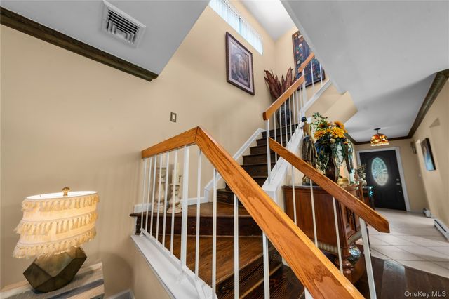 4 Lyndon Court, Bohemia, NY 11716