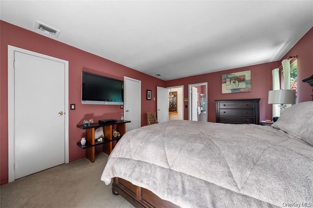 4 Lyndon Court, Bohemia, NY 11716