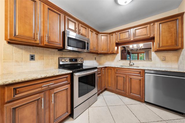 4 Lyndon Court, Bohemia, NY 11716
