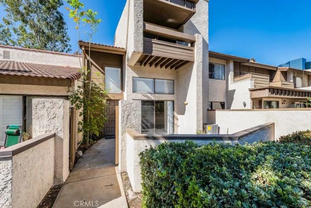 5800 Owensmouth Avenue 14, Woodland Hills, CA 91367
