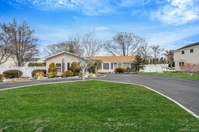 3 Biscayne Avenue, Farmingville, NY 11738