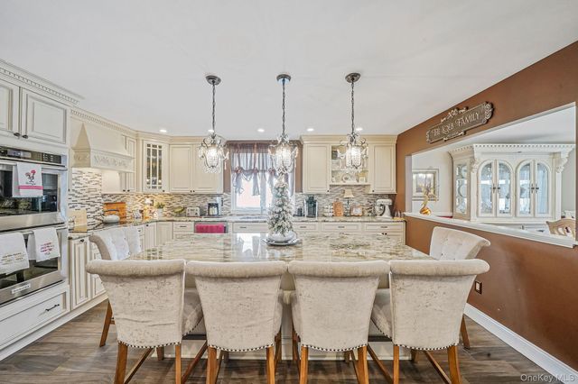 3 Biscayne Avenue, Farmingville, NY 11738