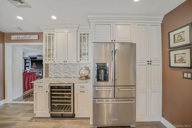 3 Biscayne Avenue, Farmingville, NY 11738