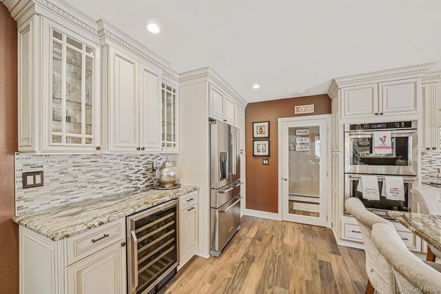 3 Biscayne Avenue, Farmingville, NY 11738