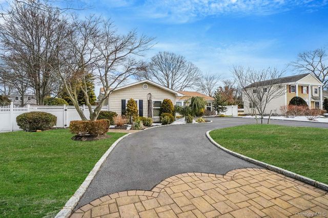 3 Biscayne Avenue, Farmingville, NY 11738