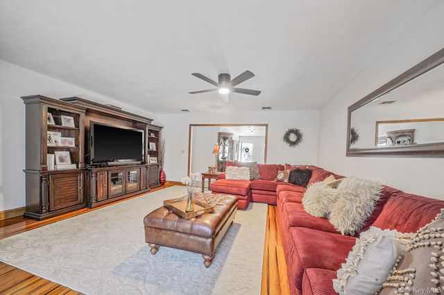 3 Biscayne Avenue, Farmingville, NY 11738